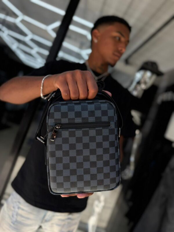BOLSO LV BASICO CUADRO AZUL-NEGRO HOMBRE