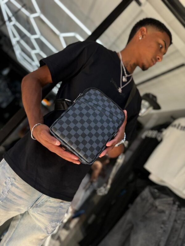 BOLSO LV BASICO CUADRO AZUL-NEGRO HOMBRE