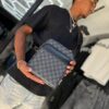 BOLSO LV BASICO CUADRO GRIS-NEGRO GRANDE HOMBRE