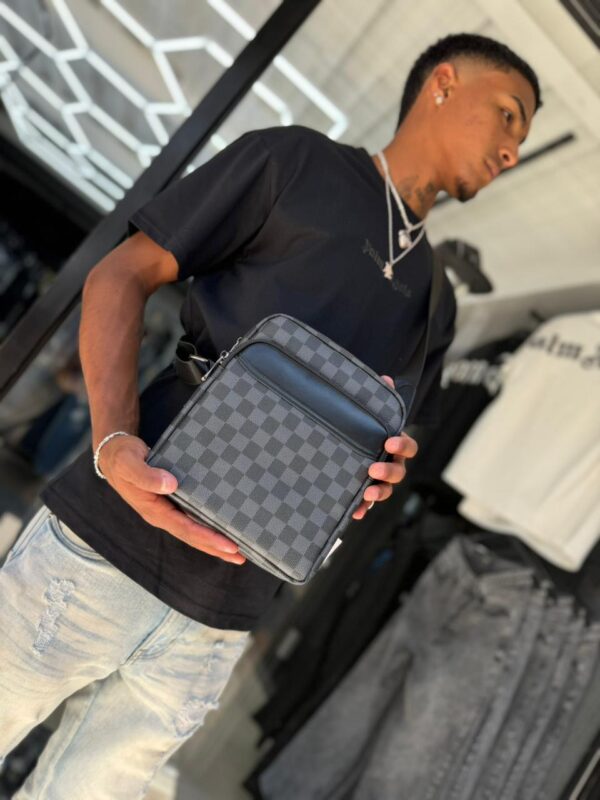 BOLSO LV BASICO CUADRO GRIS-NEGRO GRANDE HOMBRE