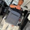 BOLSO LV BASICO CUADRO GRIS-NEGRO GRANDE HOMBRE