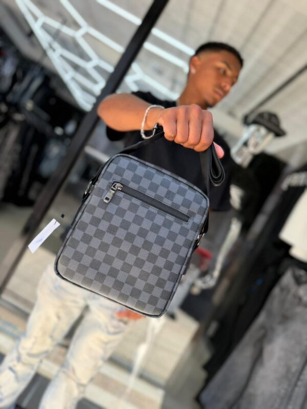 BOLSO LV BASICO CUADRO GRIS-NEGRO GRANDE HOMBRE