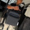 BOLSO LV BASICO CUADRO GRIS-NEGRO GRANDE HOMBRE