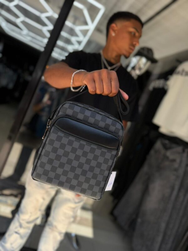 BOLSO LV BASICO CUADRO GRIS-NEGRO GRANDE HOMBRE