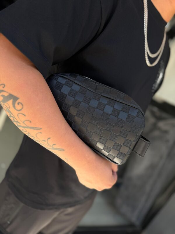 BOLSO DE MANO LV RELIEVE CUADRO NEGRO PEQUEÑO
