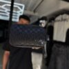BOLSO DE MANO LV RELIEVE CUADRO NEGRO PEQUEÑO