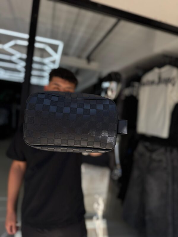 BOLSO DE MANO LV RELIEVE CUADRO NEGRO PEQUEÑO