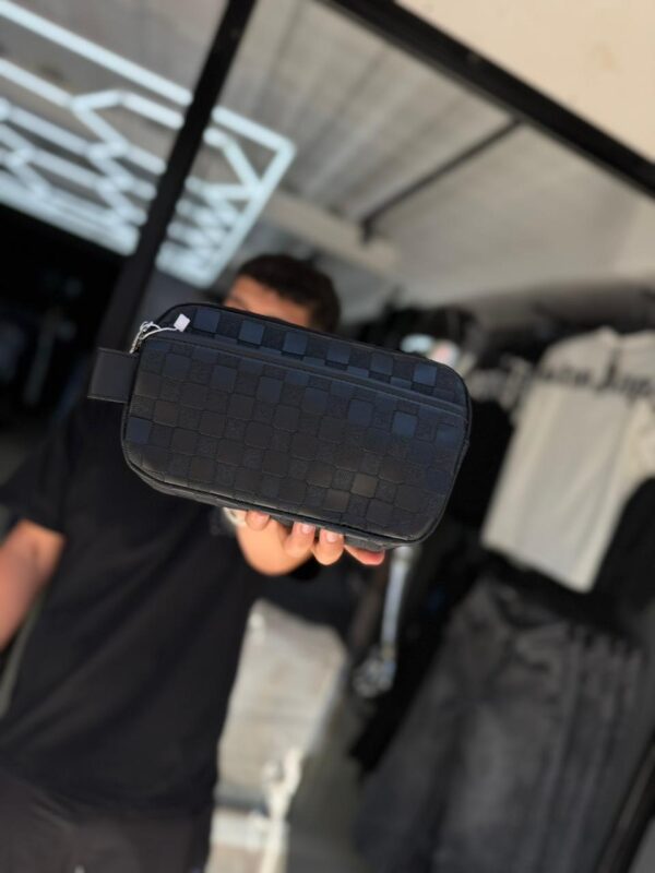 BOLSO DE MANO LV RELIEVE CUADRO NEGRO PEQUEÑO