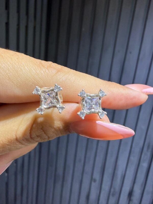 AROS PERLA CUADRO GRANDE ZIRCON PLATA 925 (2.29GR)