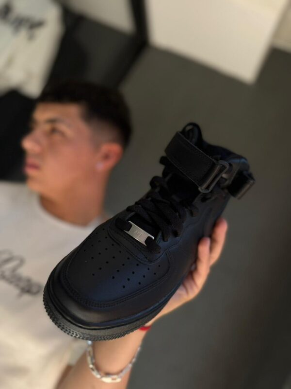 ZAPATILLA AIR FORCE 1 MID \"07 BLACK HOMBRE