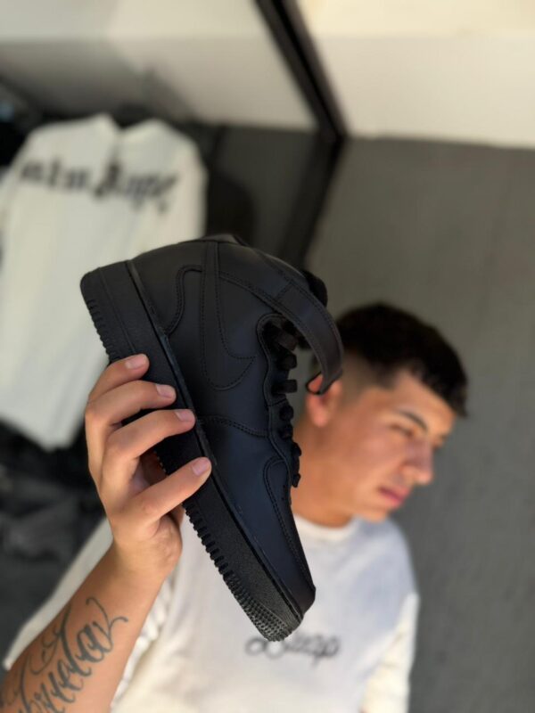ZAPATILLA AIR FORCE 1 MID \"07 BLACK HOMBRE