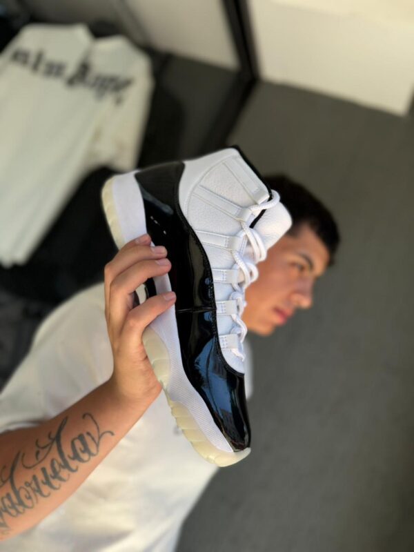 ZAPATILLA JORDAN RETRO 11 GRATITUDE BLACK-WHITE