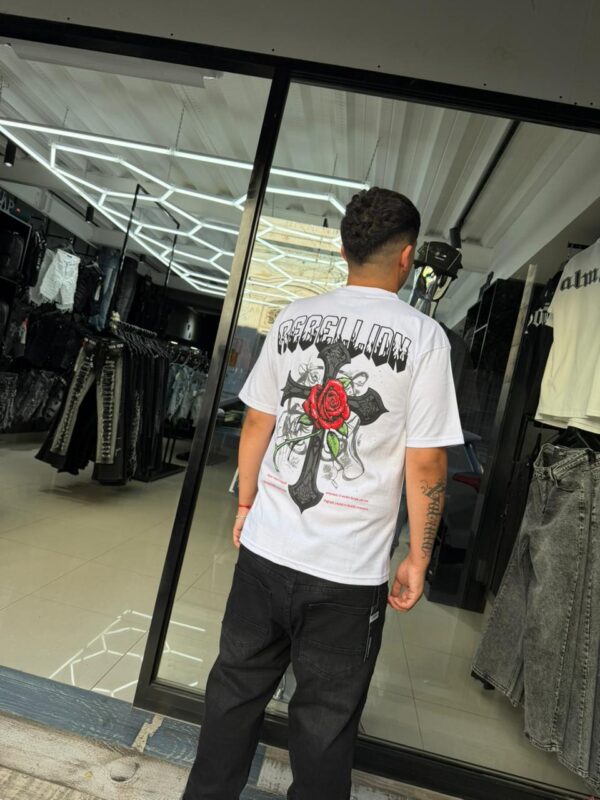 POLERA REBELLION CRUZ CON BRILLO ROSA WHITE OVERSIZE