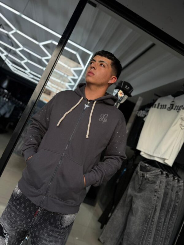 POLERON LUAP ADIAMANTADO GREY CON CORDONES GRUESO, DIJE MINI UZI