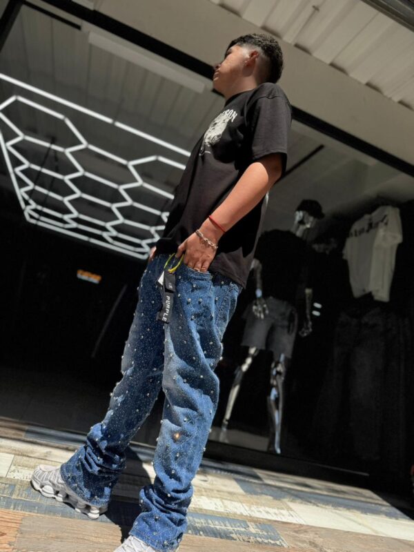 WhatsApp Image 2026-01-30 at 12.11.27 PM (1) JEANS PURPLE AZUL FLARE ADIAMANTADO P033