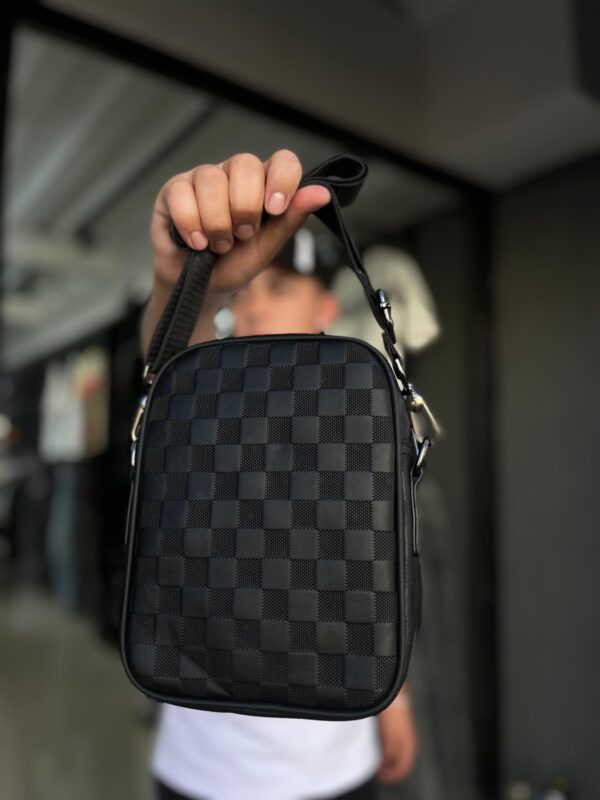 BOLSO LV RELIEVE CUADRO NEGRO 8357