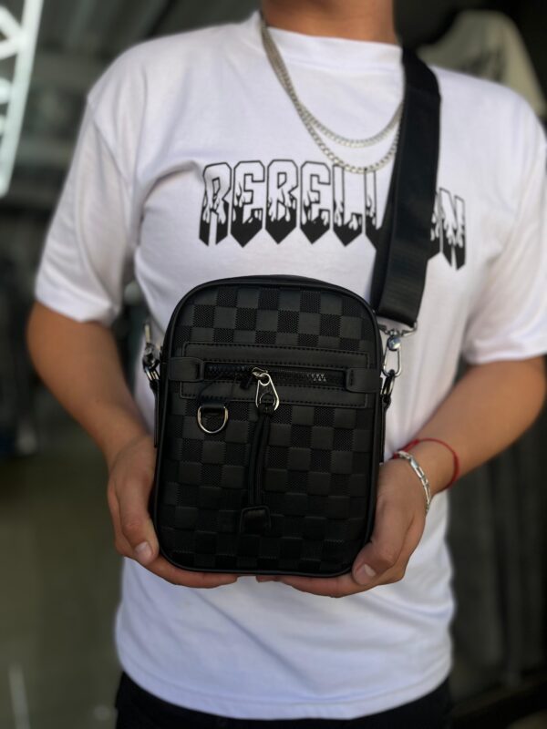 BOLSO LV RELIEVE CUADRO NEGRO 8357