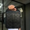 BOLSO LV RELIEVE FLOR NEGRO HOMBRE 7712
