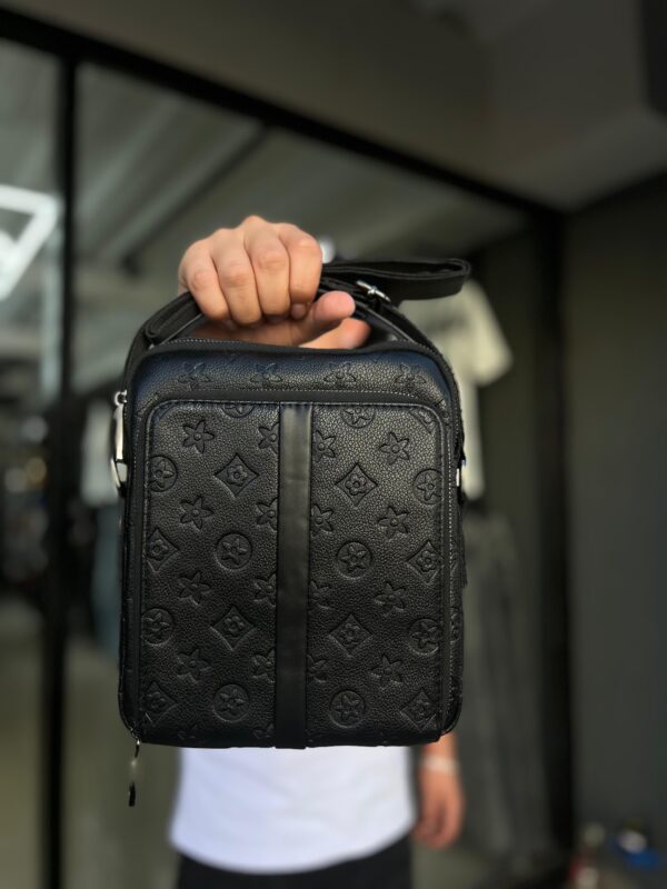 BOLSO LV RELIEVE FLOR NEGRO HOMBRE 7712