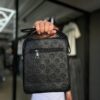 BOLSO LV RELIEVE FLOR NEGRO HOMBRE 7712