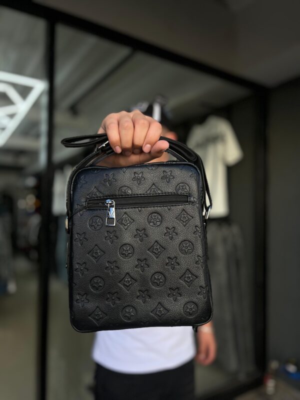 BOLSO LV RELIEVE FLOR NEGRO HOMBRE 7712