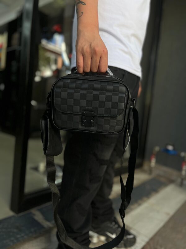 BOLSO LV RELIEVE CUADRO NEGRO 5368