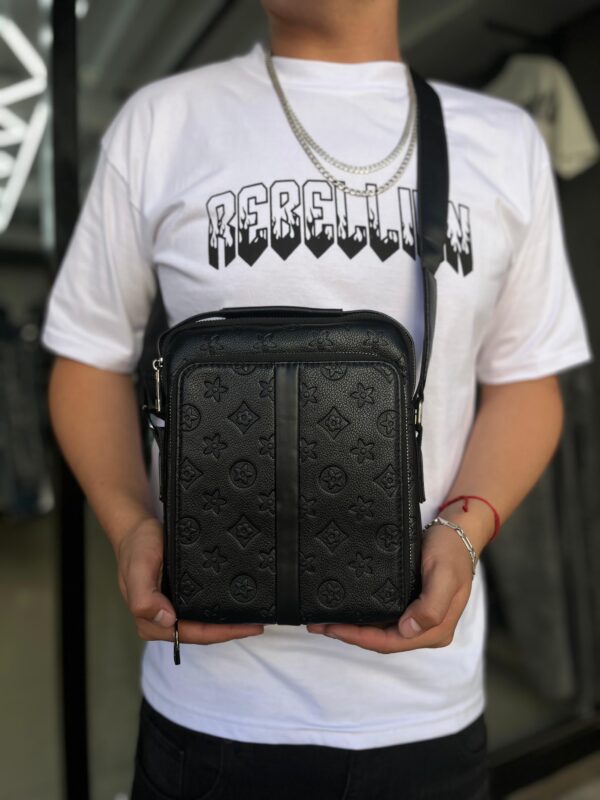 BOLSO LV RELIEVE FLOR NEGRO HOMBRE 7712