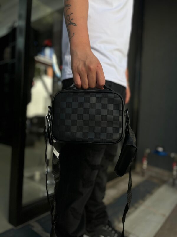 BOLSO LV RELIEVE CUADRO NEGRO 5368
