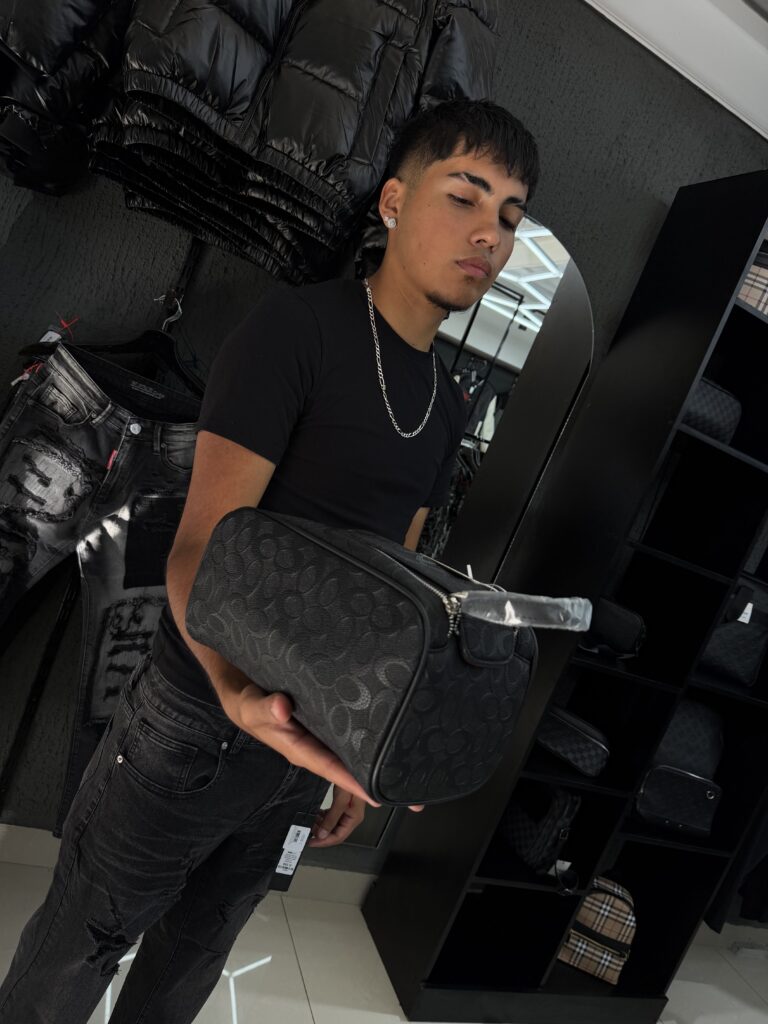 BOLSO DE MANO CH RELIEVE BLACK 3273