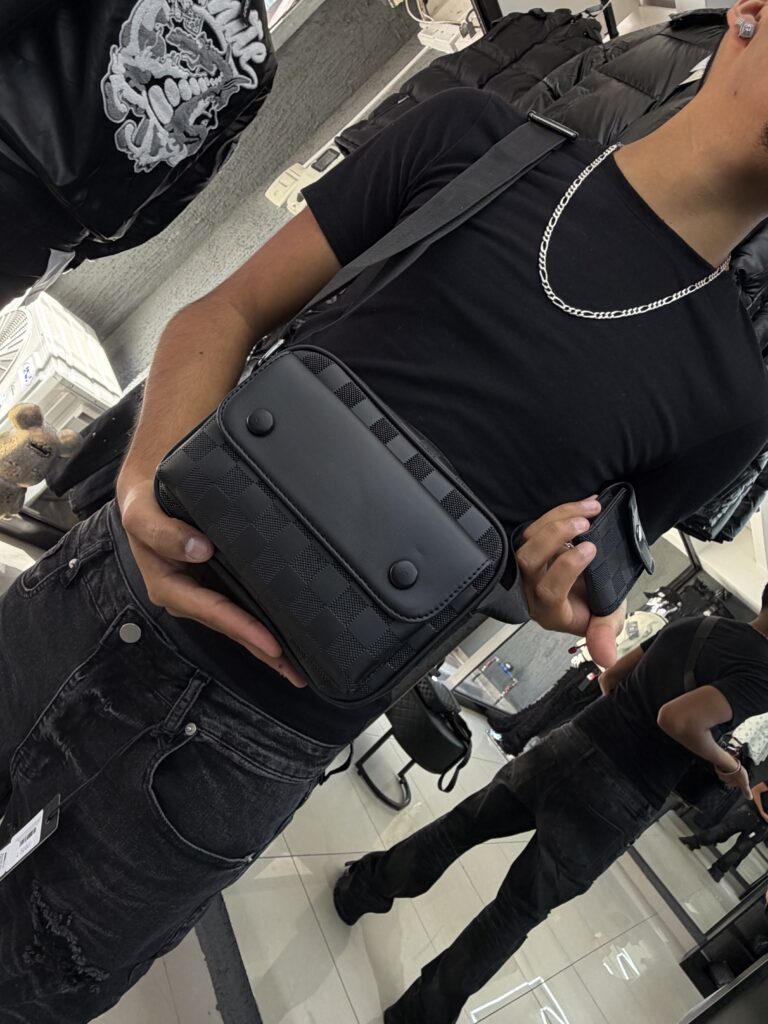 BOLSO LV CUADRO CON MONEDERO RELIEVE BLACK 6387