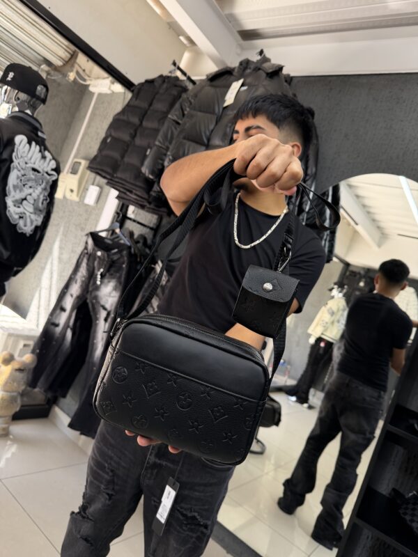 BOLSO LV FLOR CON MONEDERO RELIEVE BLACK 6388