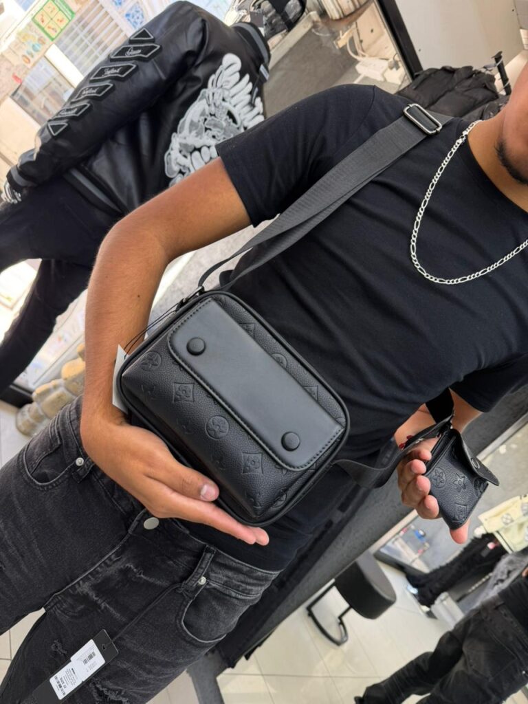 BOLSO LV RELIEVE CON MONEDERO BLACK UNISEX 6387