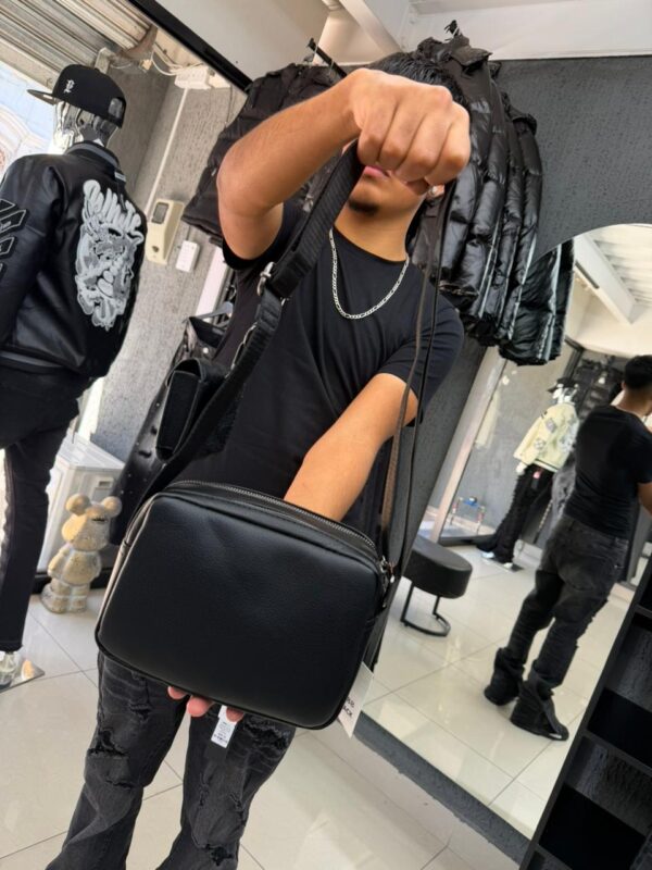 BOLSO CH CON MONEDERO RELIEVE BLACK 6388