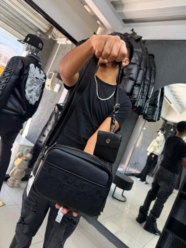 BOLSO CH CON MONEDERO RELIEVE BLACK 6388