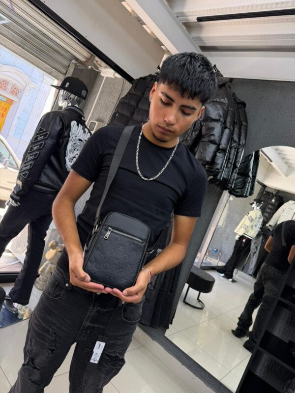 BOLSO LV FLOR RELIEVE NEGRO PEQUEÑO 6385