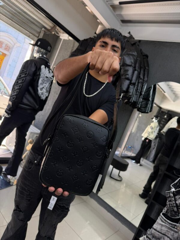 BOLSO LV FLOR RELIEVE NEGRO PEQUEÑO 6385