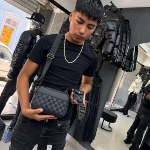 BOLSO LV RELIEVE CON MONEDERO CUADRO NEGRO 6388