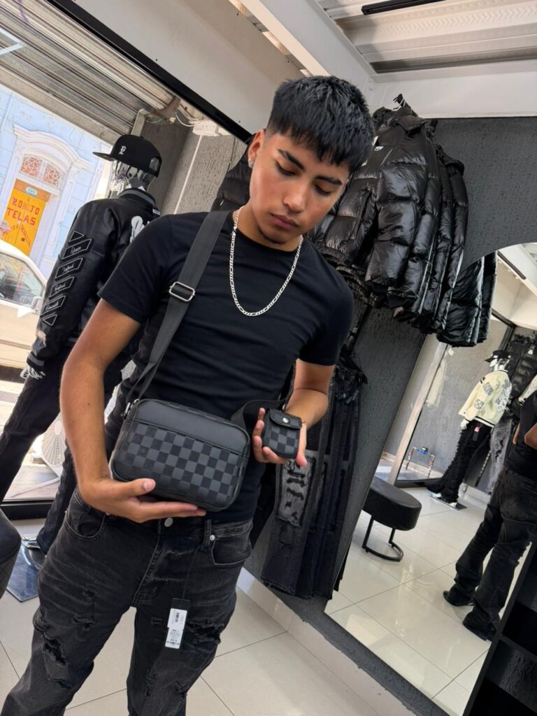 BOLSO LV RELIEVE CON MONEDERO CUADRO NEGRO 6388