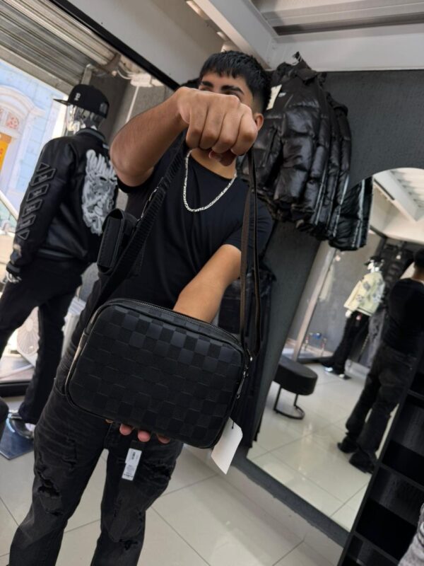 BOLSO LV RELIEVE CON MONEDERO CUADRO NEGRO 6388