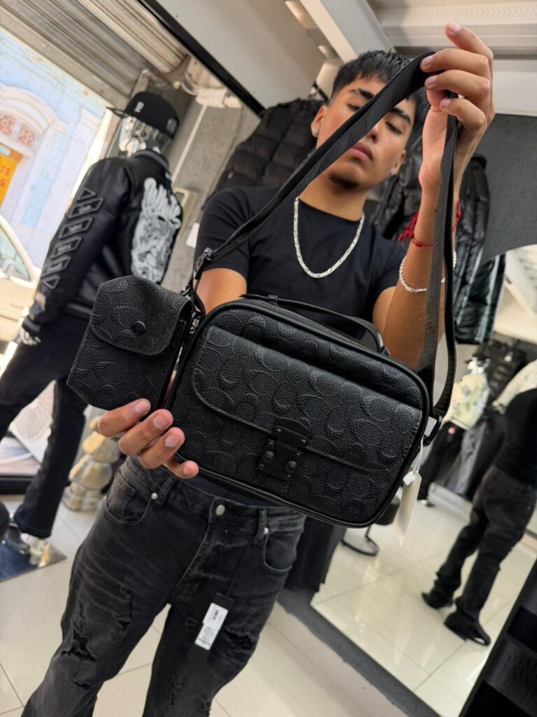 BOLSO CH RELIEVE CON MONEDERO NEGRO UNISEX 5368