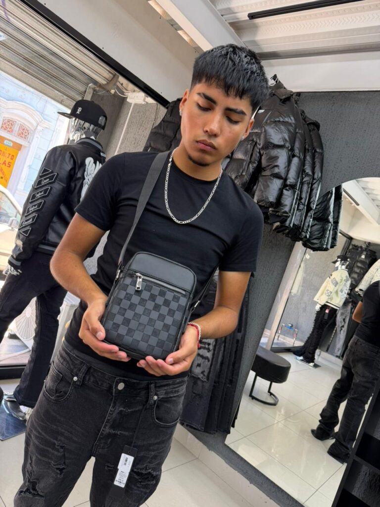 BOLSO LV RELIEVE CUADRO NEGRO PEQUEÑO 6385