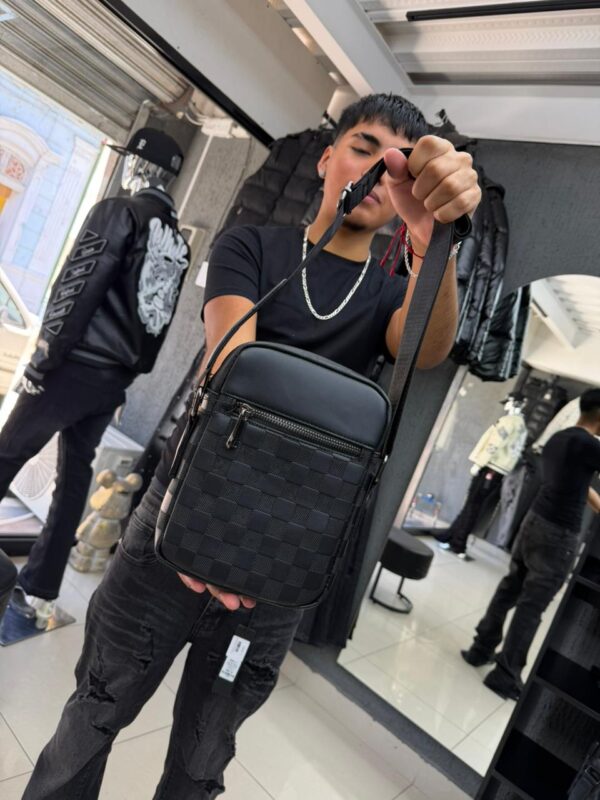 BOLSO LV RELIEVE CUADRO NEGRO PEQUEÑO 6385