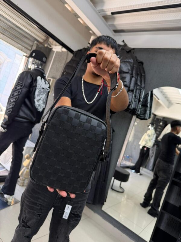 BOLSO LV RELIEVE CUADRO NEGRO PEQUEÑO 6385
