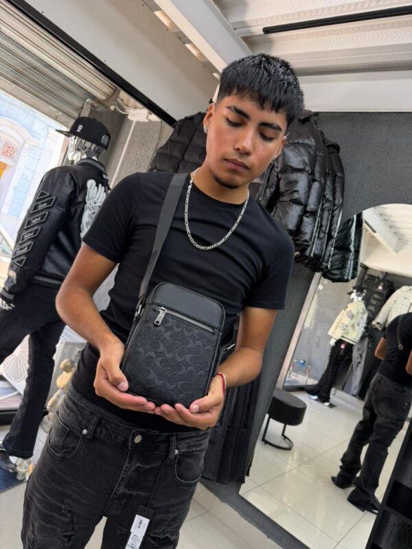 BOLSO CH RELIEVE NEGRO PEQUEÑO 6385