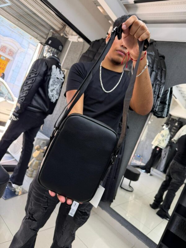 BOLSO CH RELIEVE NEGRO PEQUEÑO 6385