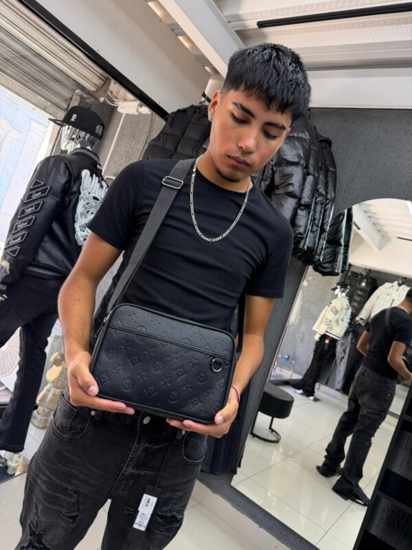 BOLSO LV RELIEVE FLOR NEGRO UNISEX 7587