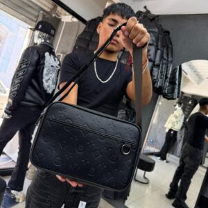 BOLSO LV RELIEVE FLOR NEGRO UNISEX 7587