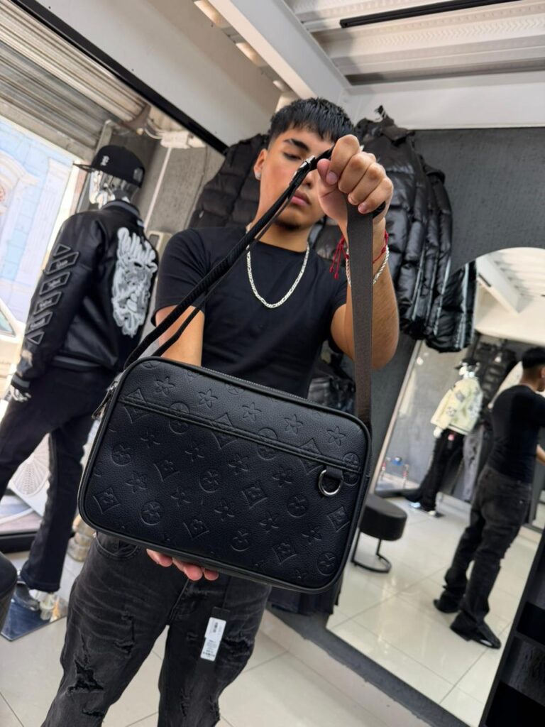 BOLSO LV RELIEVE FLOR NEGRO UNISEX 7587