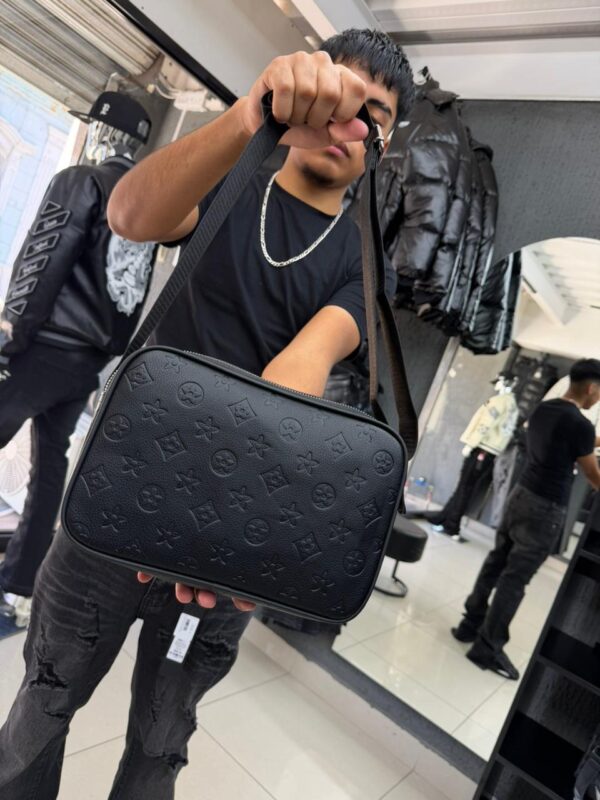 BOLSO LV RELIEVE FLOR NEGRO UNISEX 7587