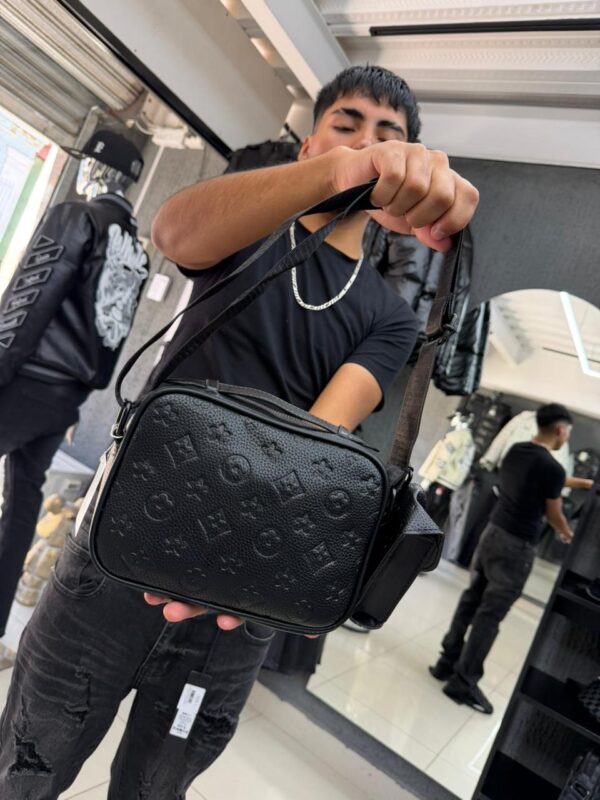 BOLSO LV RELIEVE FLOR CON MONEDERO NEGRO 5368